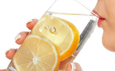 Bere acqua e limone fa davvero bene?
