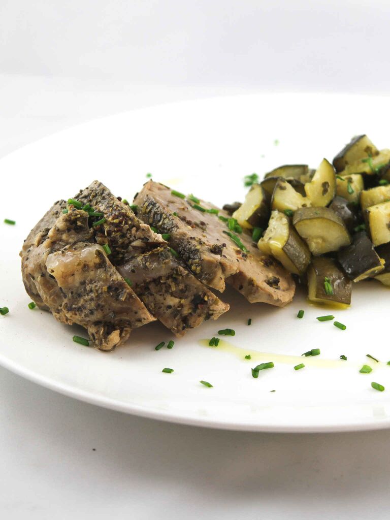 Filetto di maiale alle erbe con zucchine trifolate