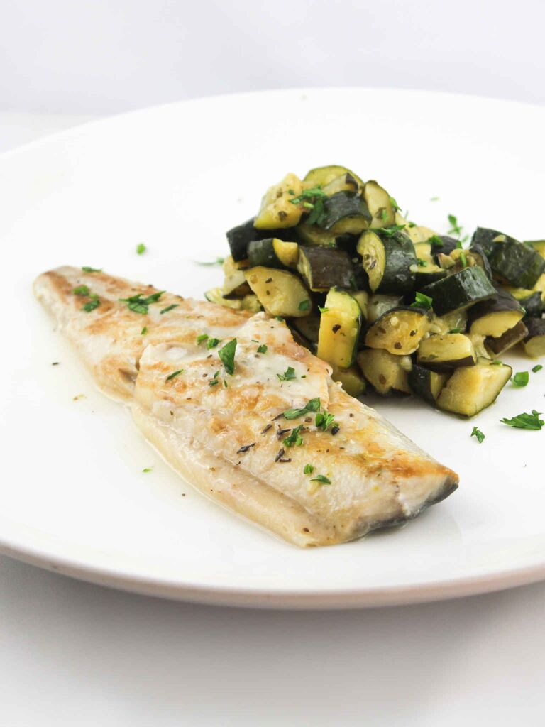 Filetto di sgombro al limone con zucchine trifolate