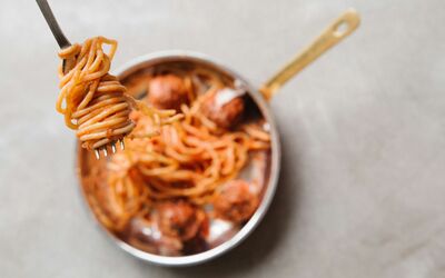 Pasta a cena? La scienza dice sì: ecco perché aiuta il metabolismo e il sonno