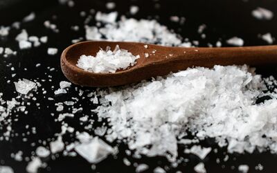 Più sapore, meno sale: i segreti per non rinunciare al gusto 