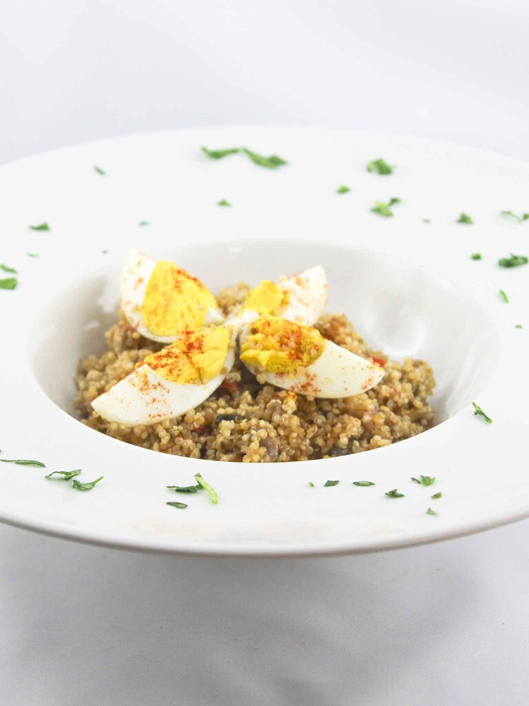 Quinoa, uova e fantasia di verdure