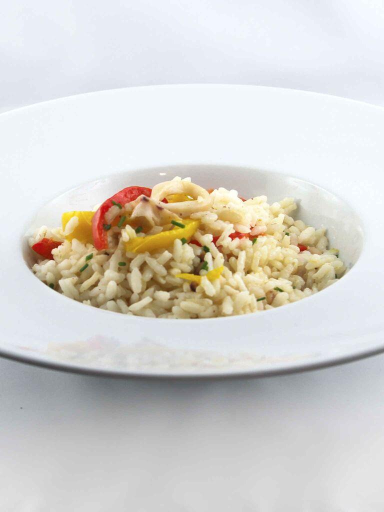 Riso bianco con calamari e peperoni