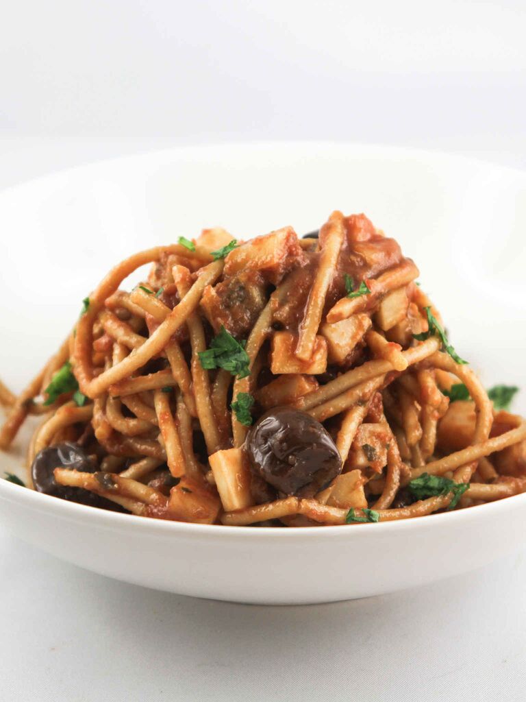Spaghetti integrali pesce azzurro e olive