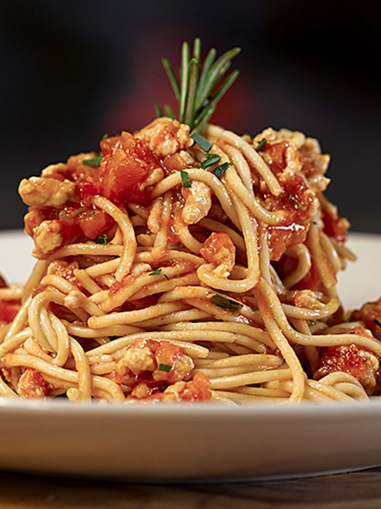 Spaghetti integrali dietetici al ragù di carne bianca