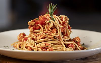 Spaghetti integrali dietetici al ragù di carne bianca