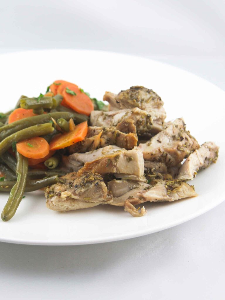 Tagliata di pollo al rosmarino con fagiolini e carote